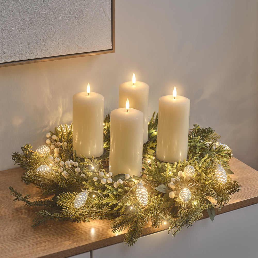 Couronne aux Baies Blanches avec Bougies TruGlow®, Porte-Bougie et Guirlande Lumineuse – Centre de Table Festif