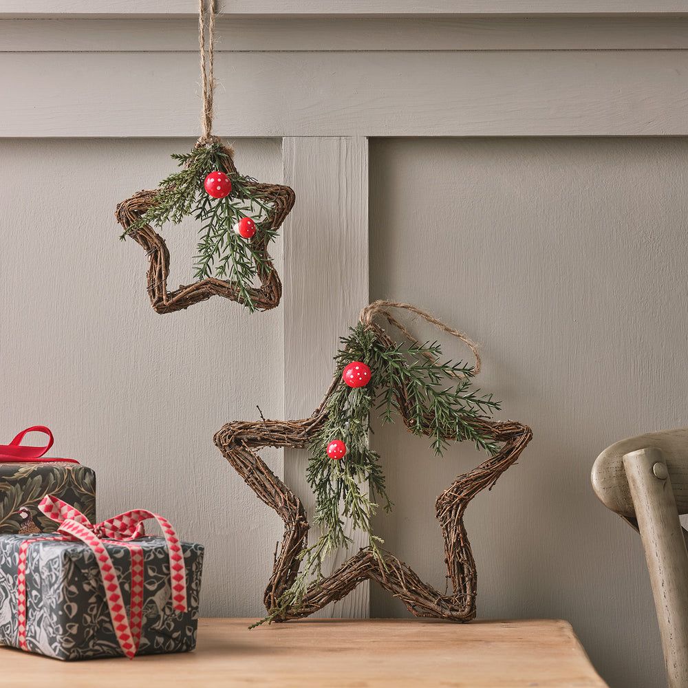 Duo d'Étoiles en Brindilles avec Branches de Sapin et Champignons Rouges