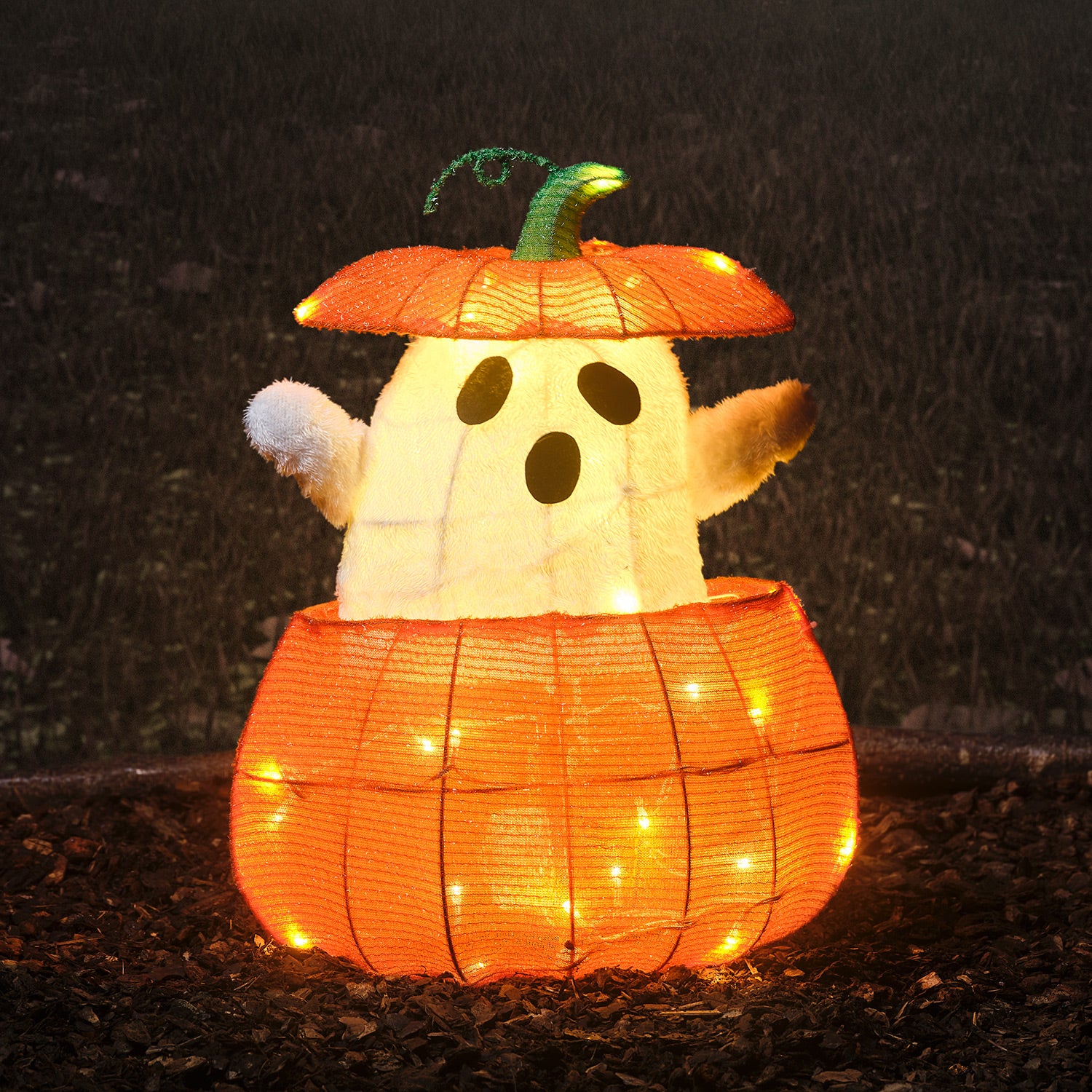 Halloween kawaii fantômes et grande citrouille dans la forêt de Halloween kawaii fantômes et grande citrouille dans la forêt de