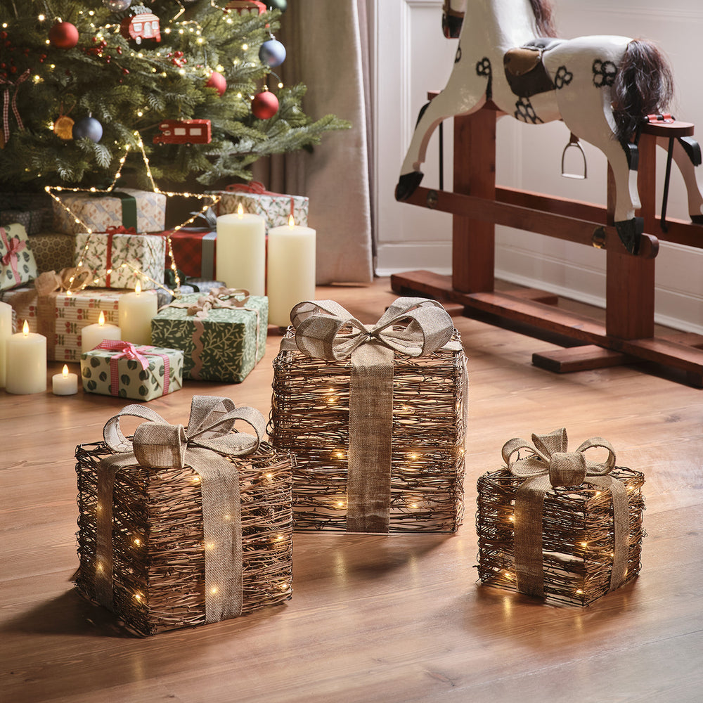 lot-de-3-decorations-de-noel-en-rotin-avec-micro-led-cadeaux-d-exterieur