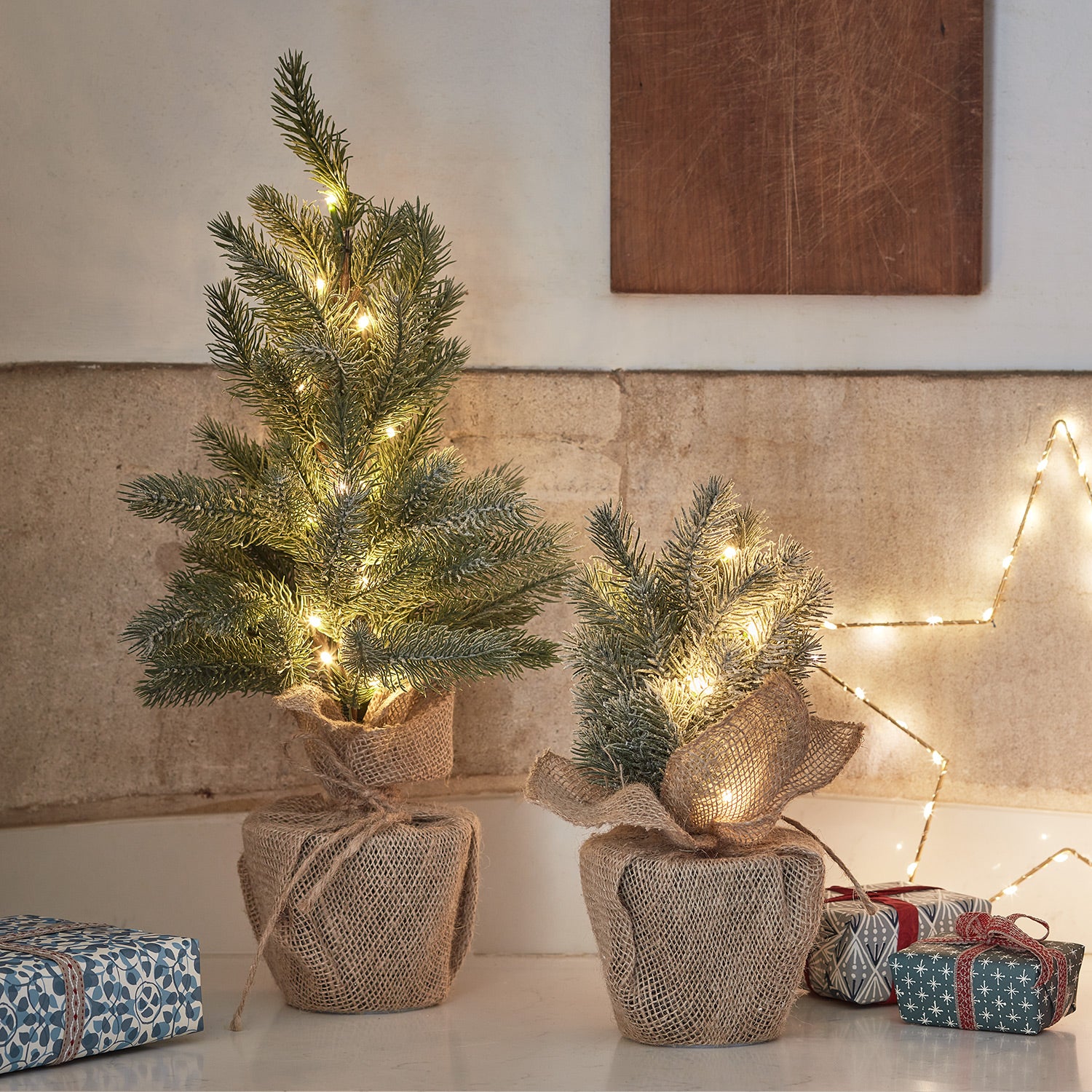 Lot de 2 urnes de Noël artificielles pré-éclairées - 40,6 cm - Avec 60