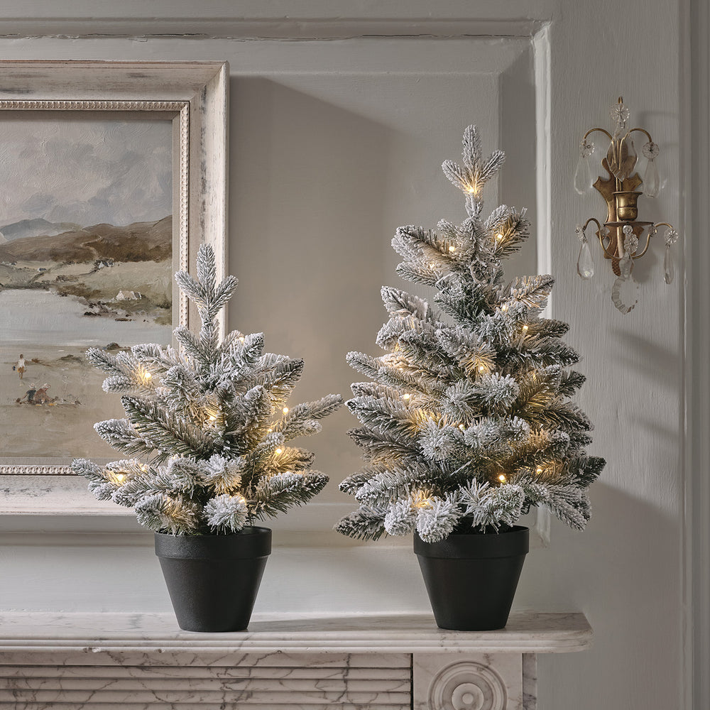 Lot de 2 Sapins Artificiels Enneigés Pré-éclairés de 45 cm et 60 cm