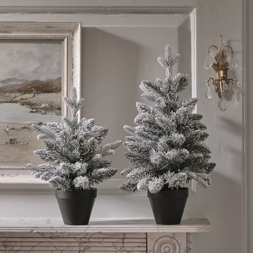 Lot de 2 Sapins Artificiels Enneigés Pré-éclairés de 45 cm et 60 cm