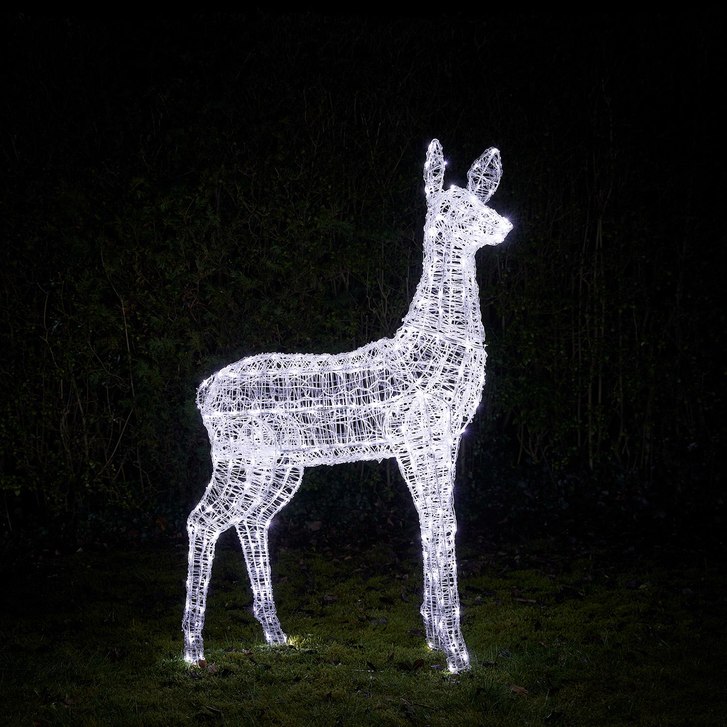 Grande Biche de Noël Swinsty de 1,4 m à LED Bicolore Lights4fun.fr