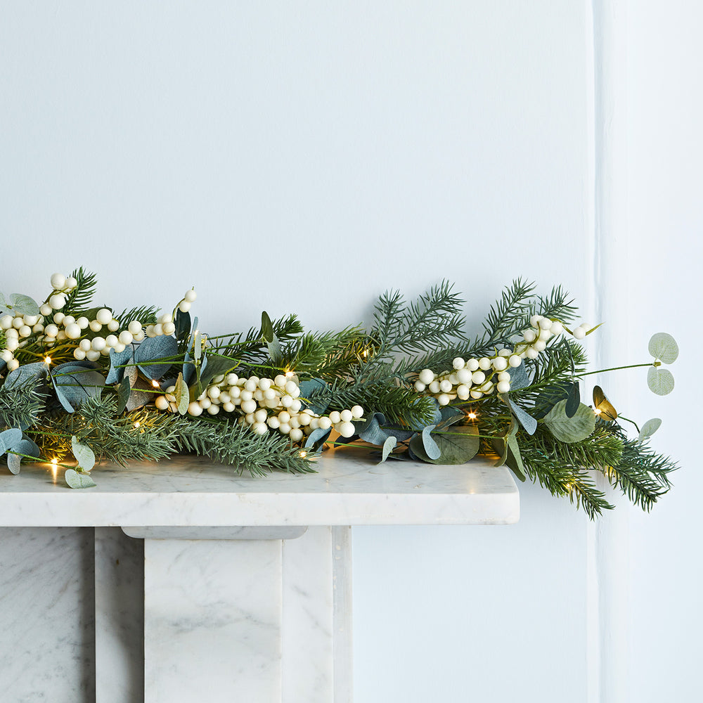 Guirlande de Noël Eucalyptus et Baies Blanches Pré-éclairée de 2 m