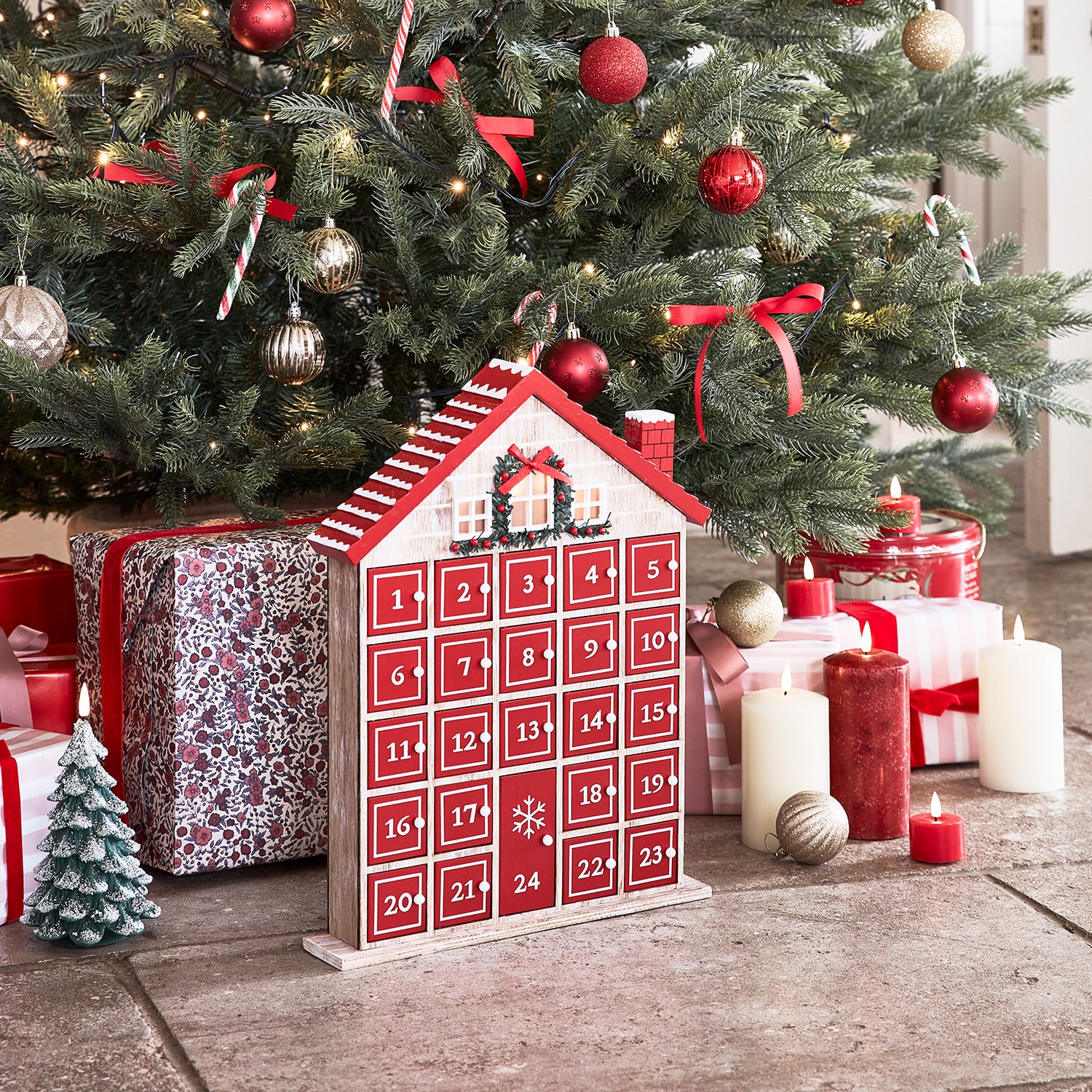 Ginger Ray Calendrier de l'Avent lumineux en bois blanc et doré pour cheminée