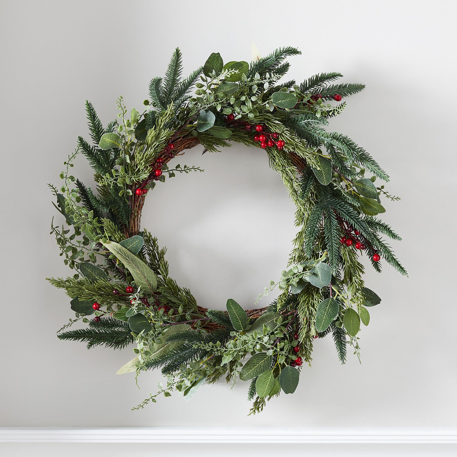 Couronne De Noël Artificielle – Baies Rouges Et Eucalyptus – 60 Cm Avec Nœud – Déco De Porte, Cheminée Ou Escalier