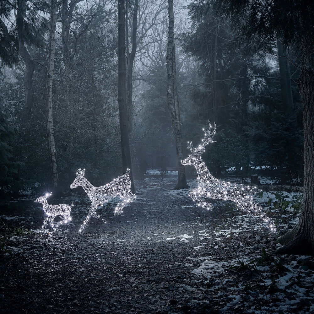 Trio de biche et faon de noël Harlow en rotin 300 LED couleur changeante vue jardin  eneigé