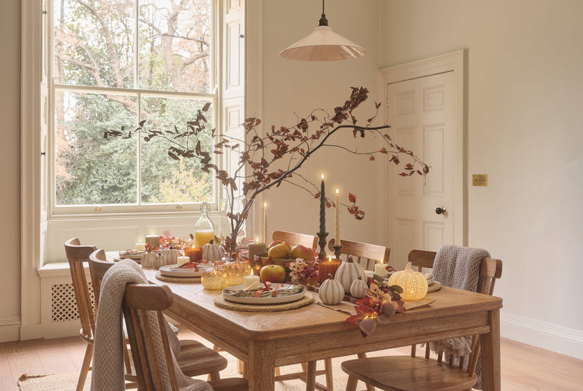 Une table d'automne chaleureuse et conviviale