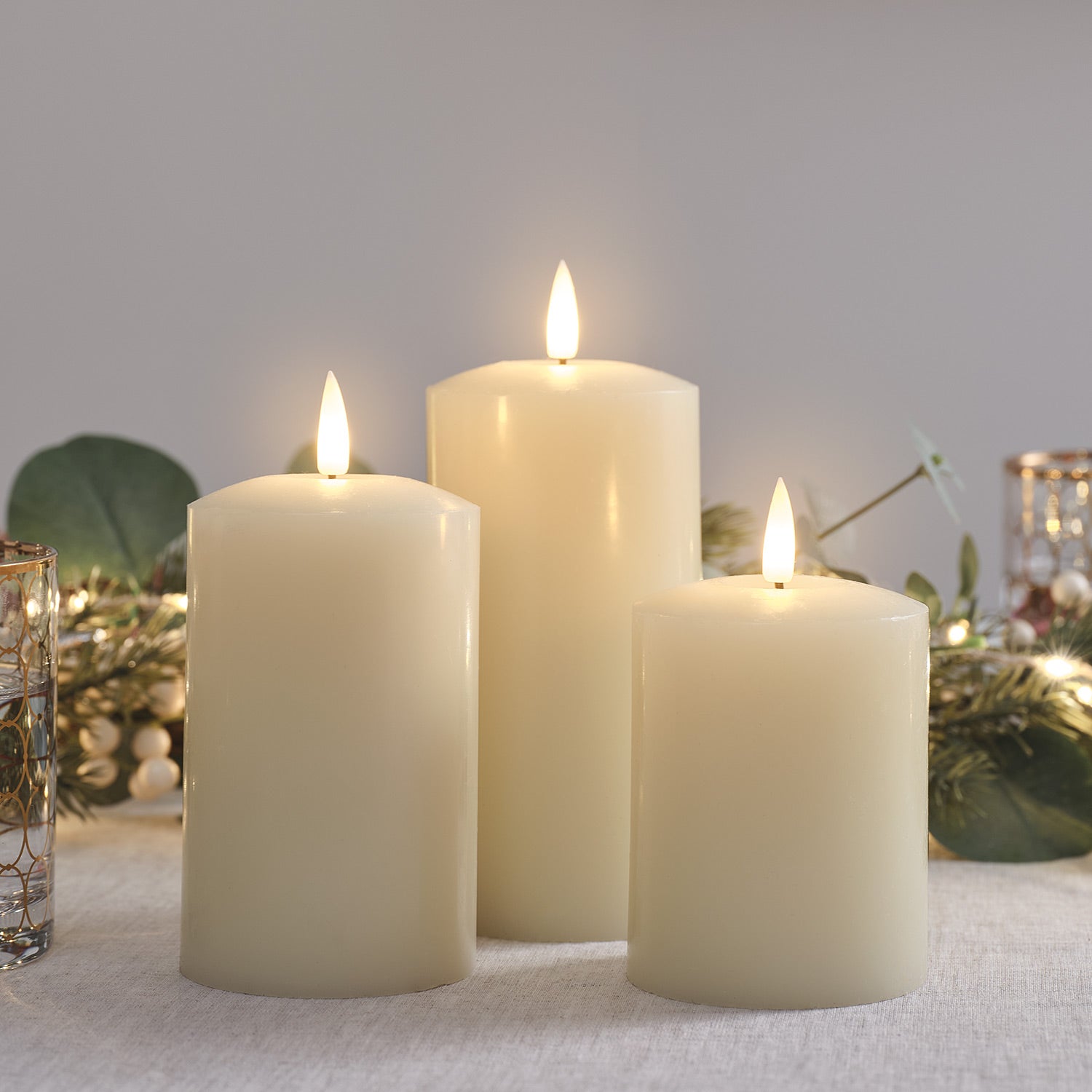 Lot de 3 Bougies Piliers Flamme Réaliste à LED TruGlow®