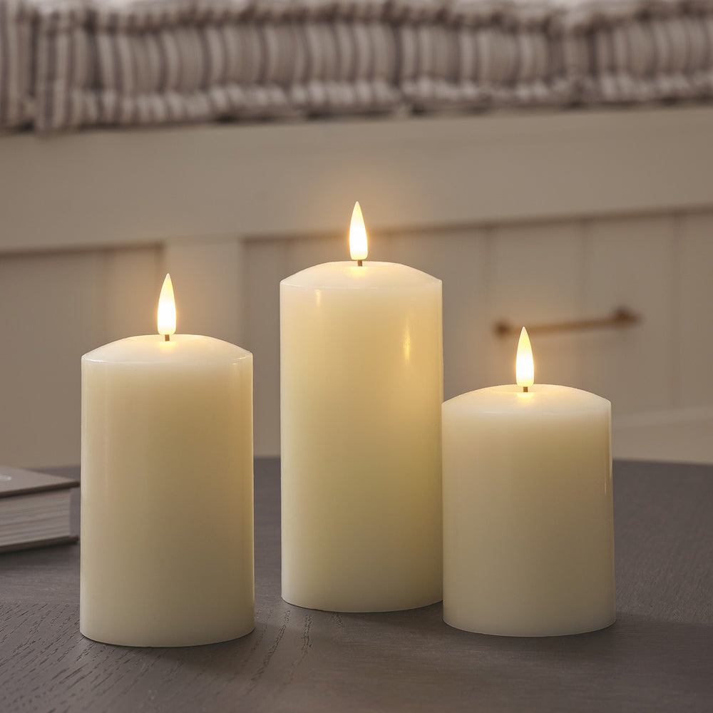Lot de 3 Bougies Piliers Flamme Réaliste à LED TruGlow®