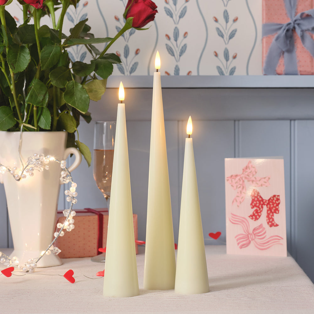 3 Bougies LED Fines TruGlow® Ivoires en Forme de Cône avec Télécommande