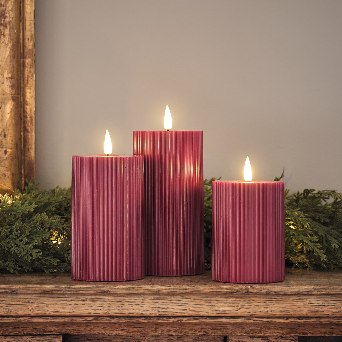 Lot de 3 Bougies Piliers TruGlow® Prune Finition Rainurée à LED avec Télécommande