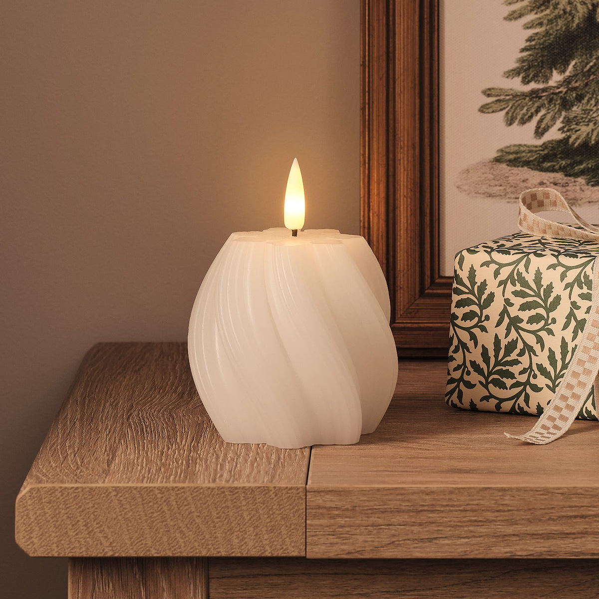 Bougie TruGlow® Blanche Motif Flocon Finition Torsadée à LED avec Télécommande