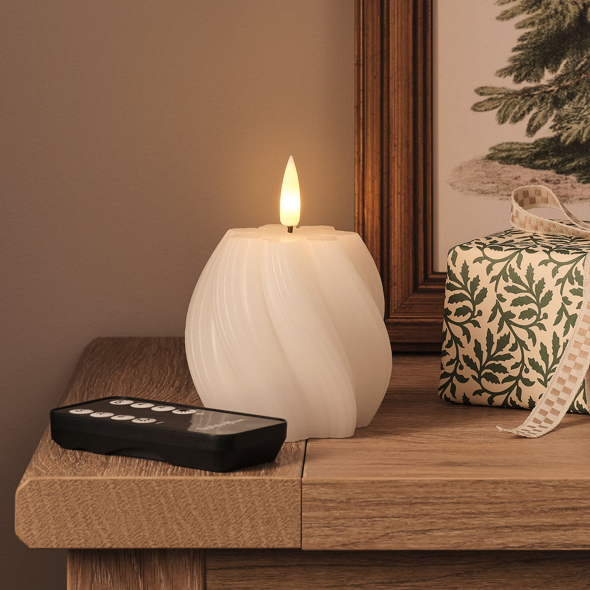 Bougie TruGlow® Blanche Motif Flocon Finition Torsadée à LED avec Télécommande