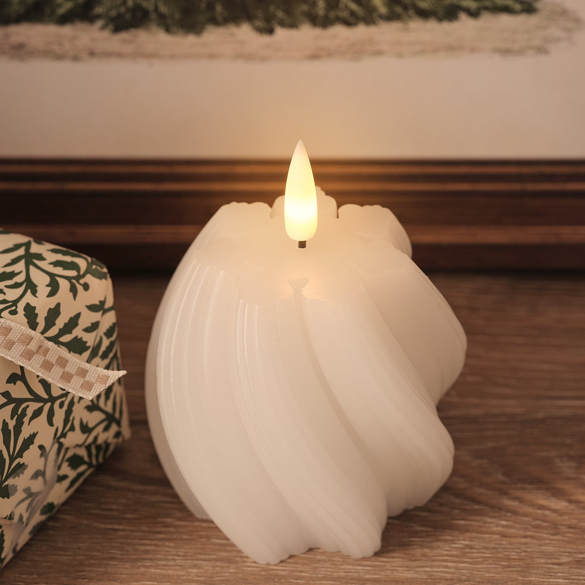 Bougie TruGlow® Blanche Motif Flocon Finition Torsadée à LED avec Télécommande