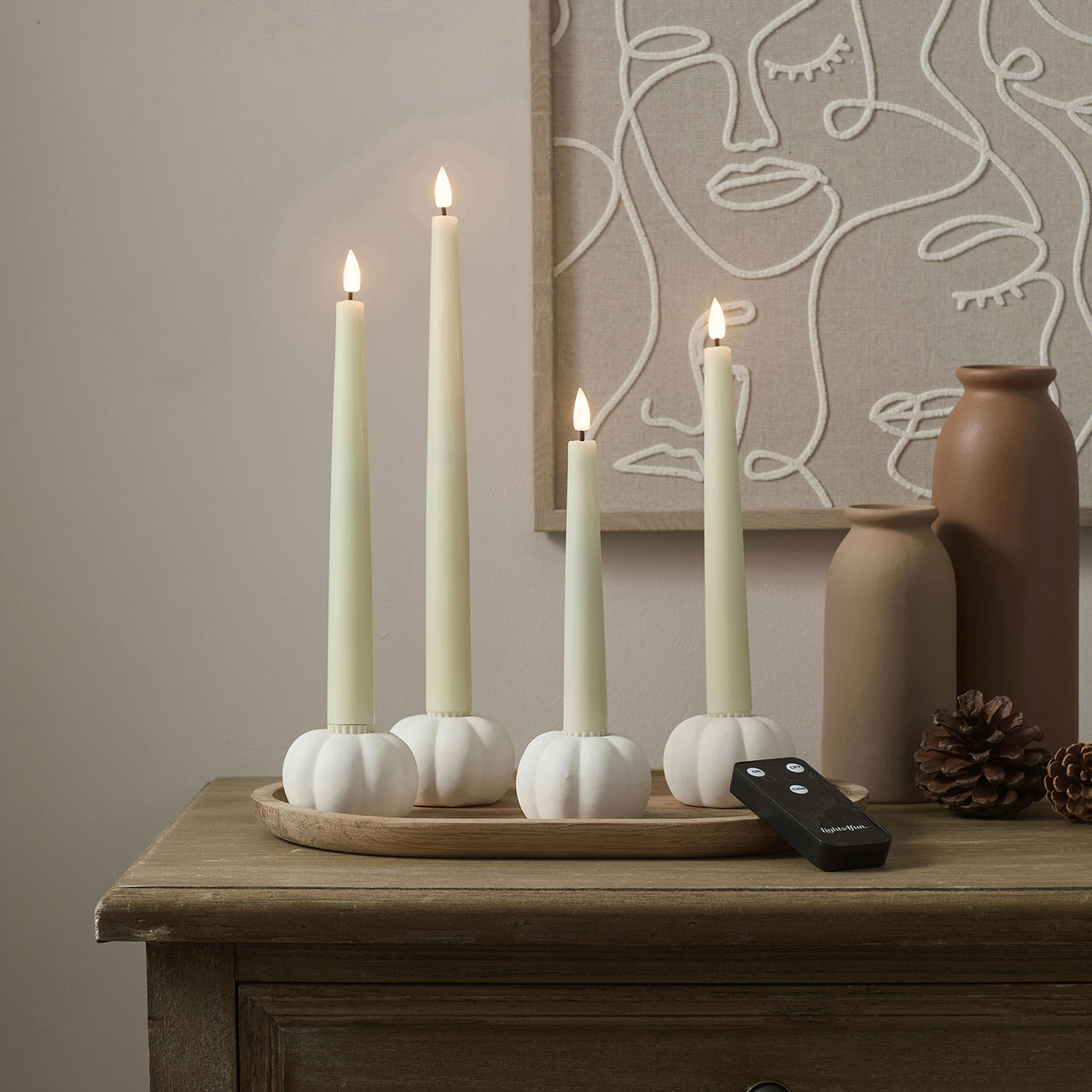 Lot de Chandelles LED TruGlow® Ivoires et Bougeoirs Citrouille en Céramique Blanche Mate