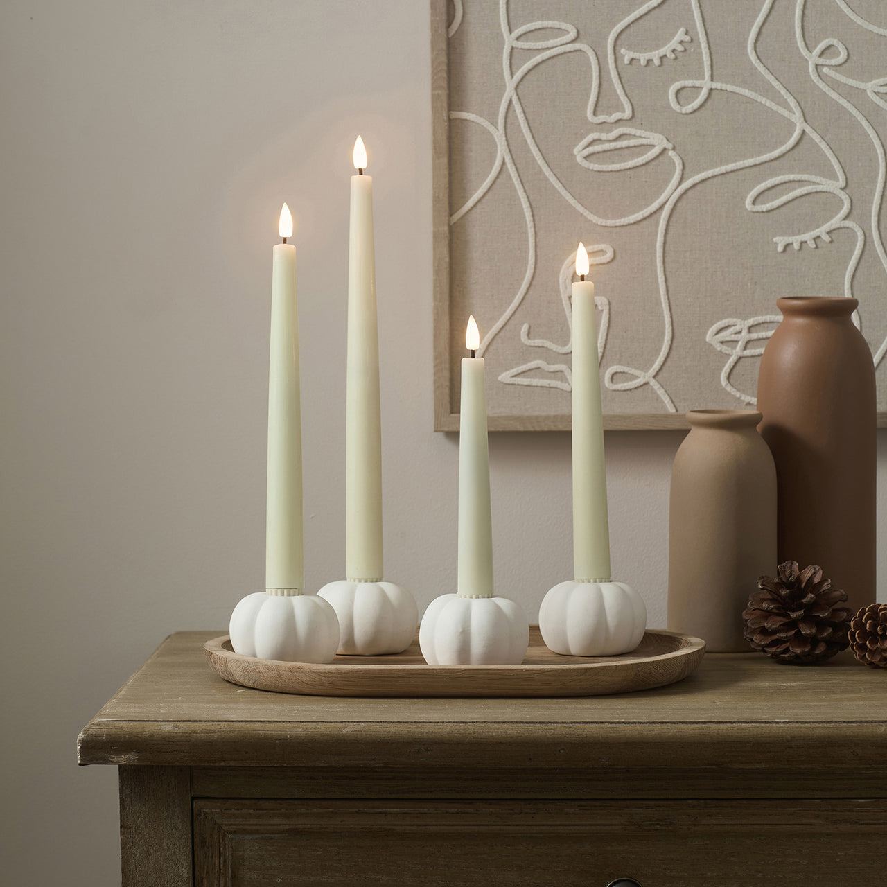 Lot de Chandelles LED TruGlow® Ivoires et Bougeoirs Citrouille en Céramique Blanche Mate