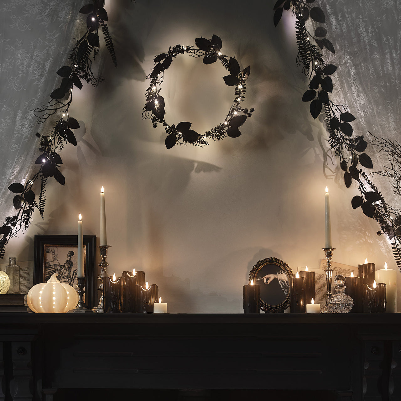 Lot de Couronne et Guirlande Pré-éclairées d’Halloween aux Feuillages Noirs