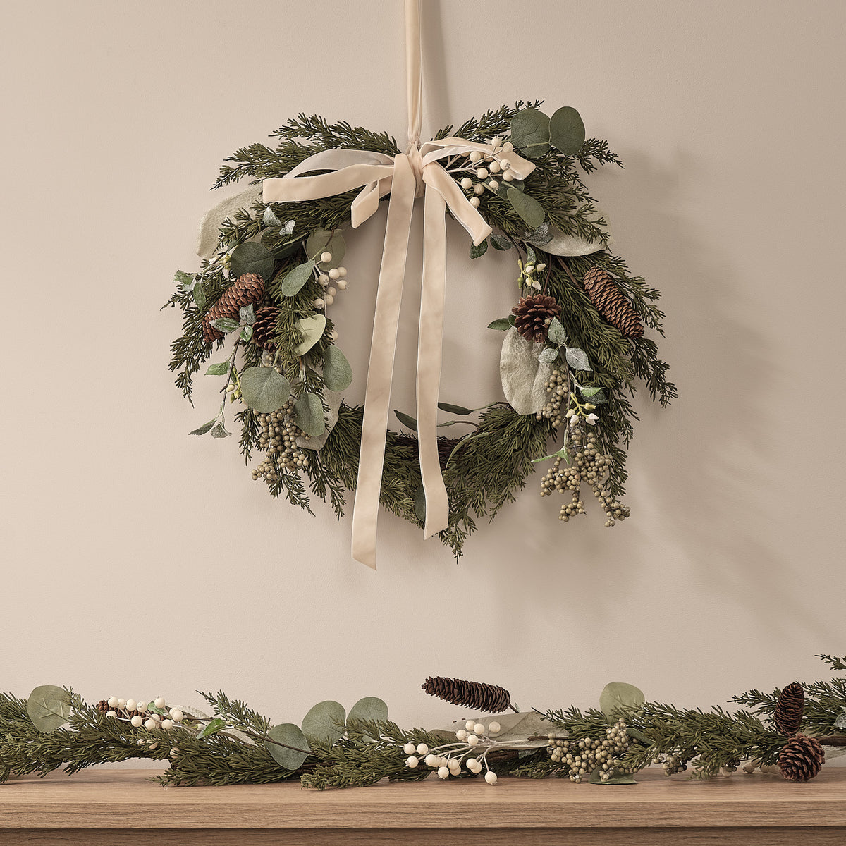 Lot Couronne et Guirlande de Noël à Pommes de Pin et Baies Blanches