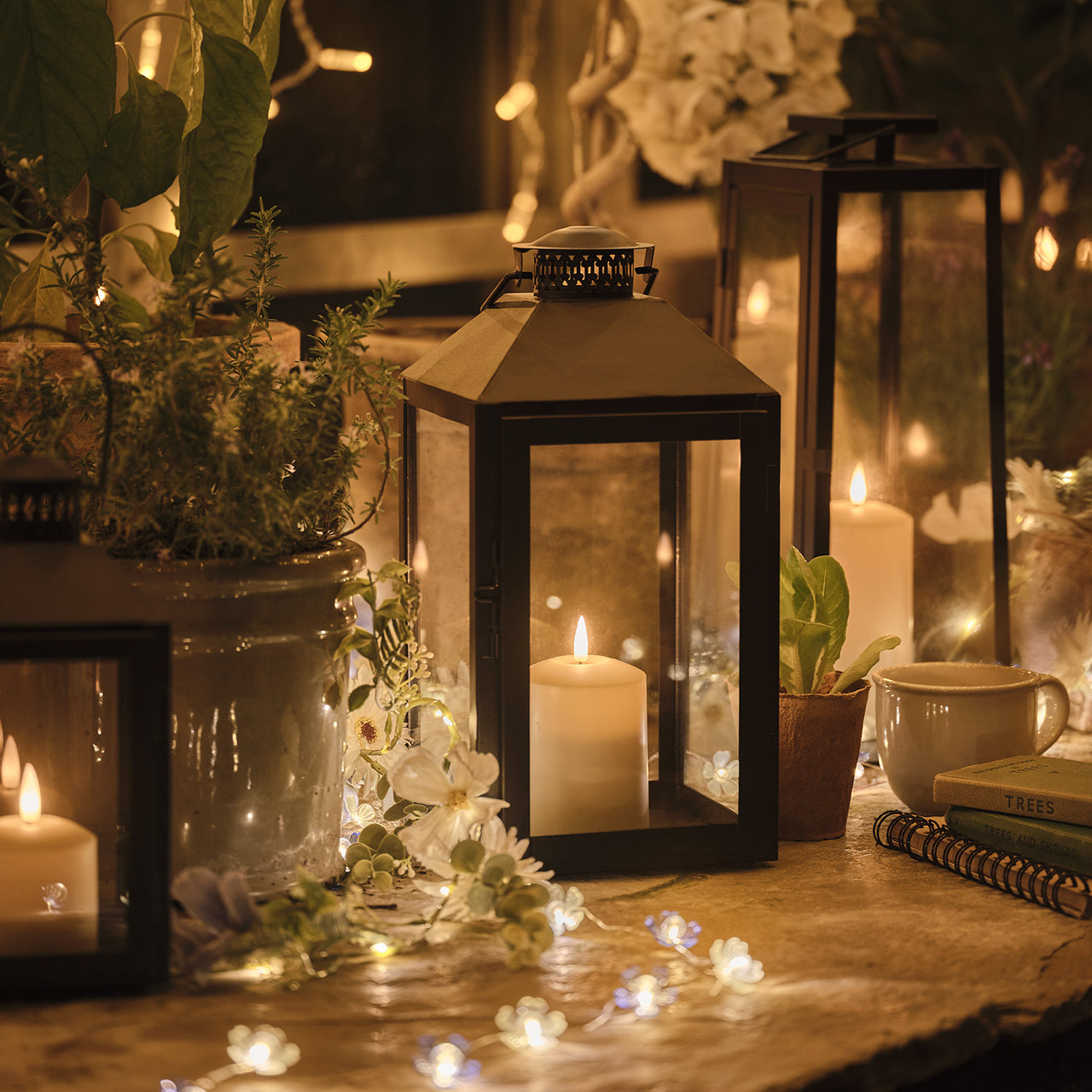 Duo de Lanternes Seaton Grande & Moyenne en Métal Noir avec Bougies LED TruGlow®