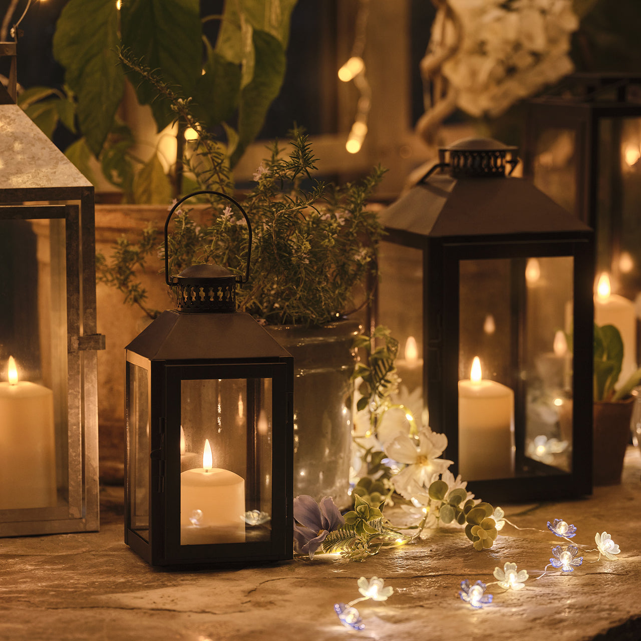 Duo de Lanternes Seaton Grande & Moyenne en Métal Noir avec Bougies LED TruGlow®