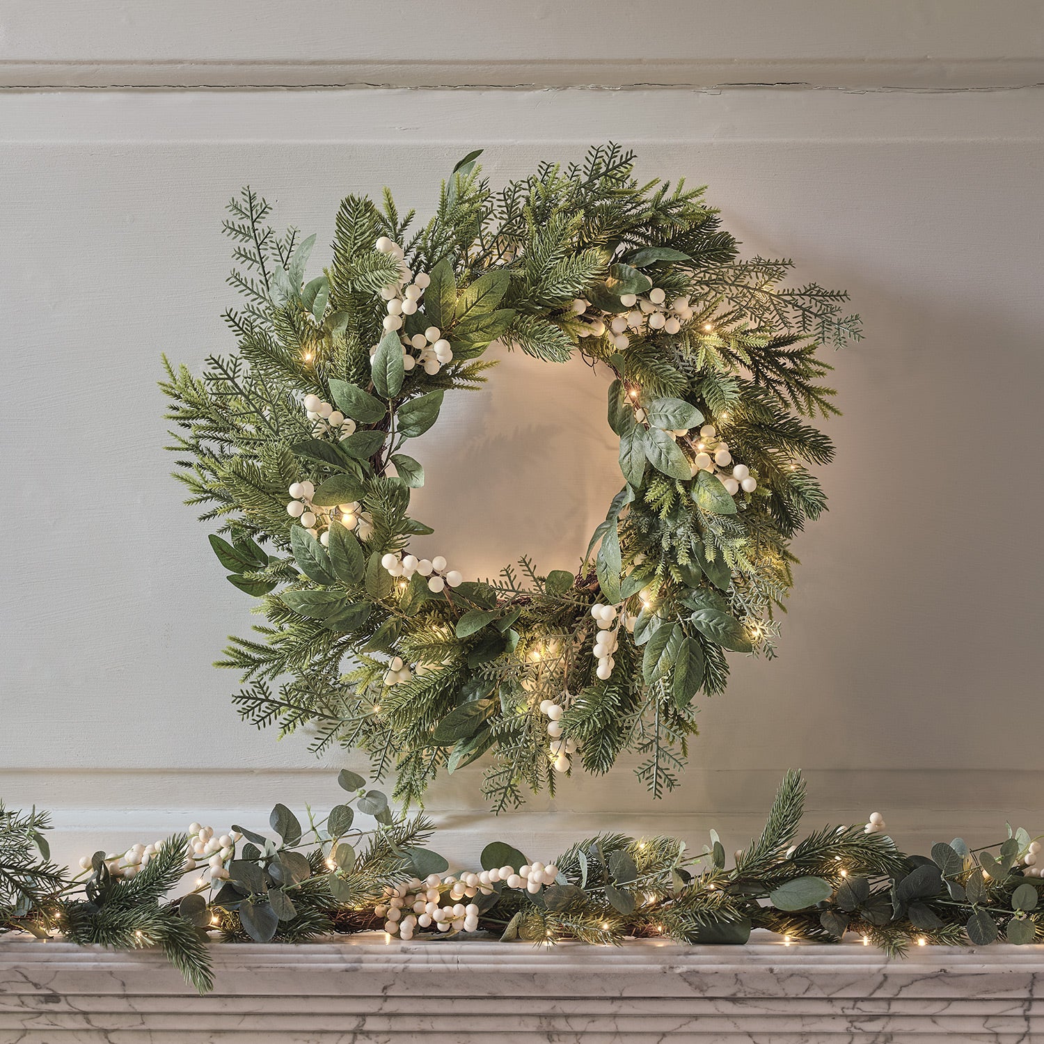 Kit Couronne Et Guirlande De Noël Lumineuse - Sapin Artificiel LED Blanc Chaud - Piles Avec Minuterie - Pour Intérieur Et Extérieur - Lights4fun - 14