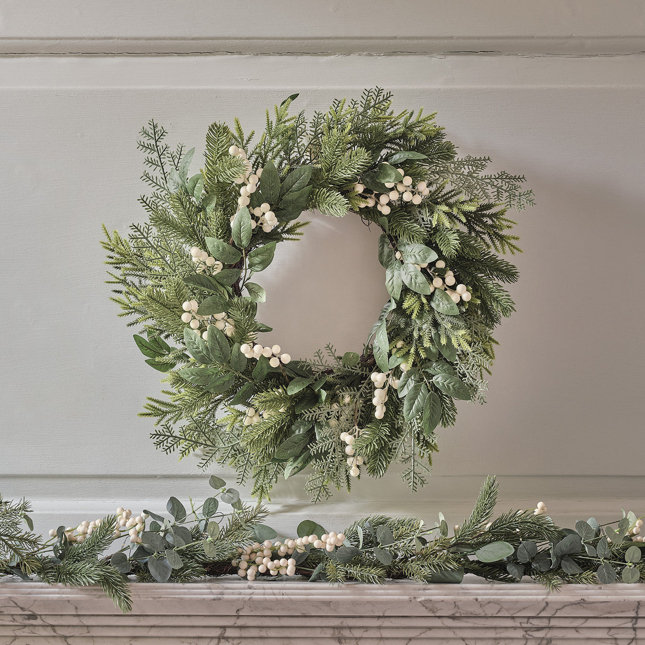 Lot Couronne et Guirlande Pré-éclairées en Eucalyptus et Baies Blanches