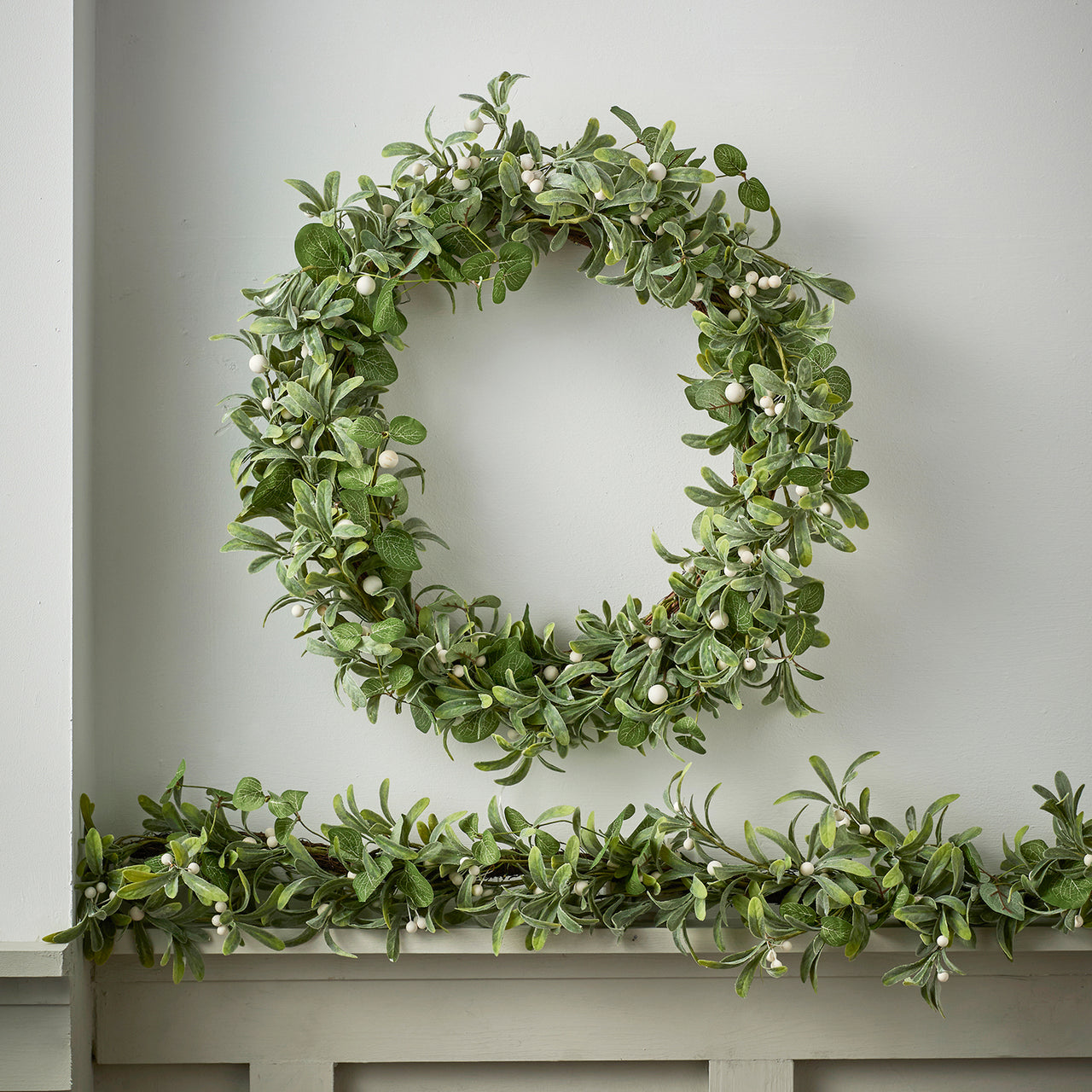 Lot de Couronne et Guirlande de Noël Pré-éclairée en Gui et Eucalyptus