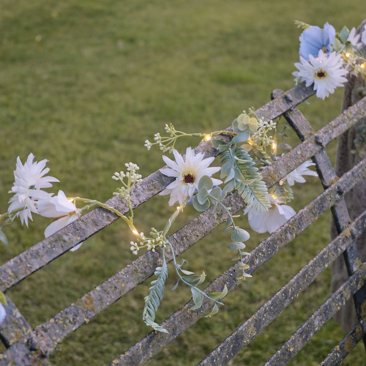Couronne et Guirlande pré-éclairées Fleurs Bleues et Blanches
