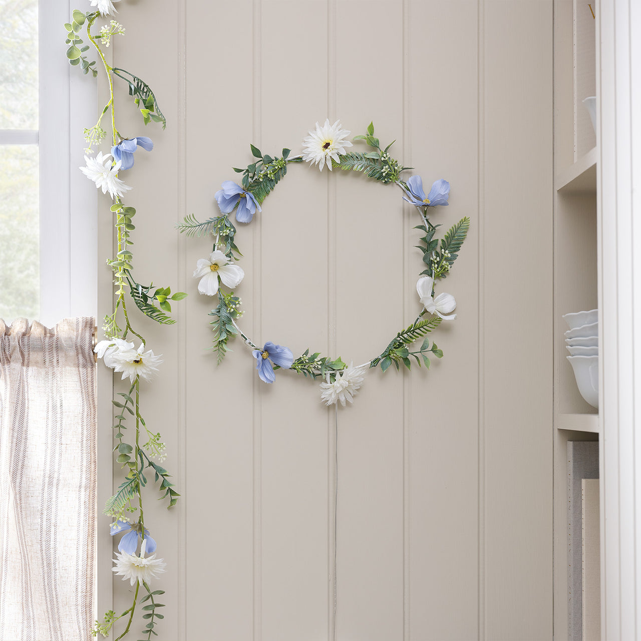 Couronne et Guirlande pré-éclairées Fleurs Bleues et Blanches