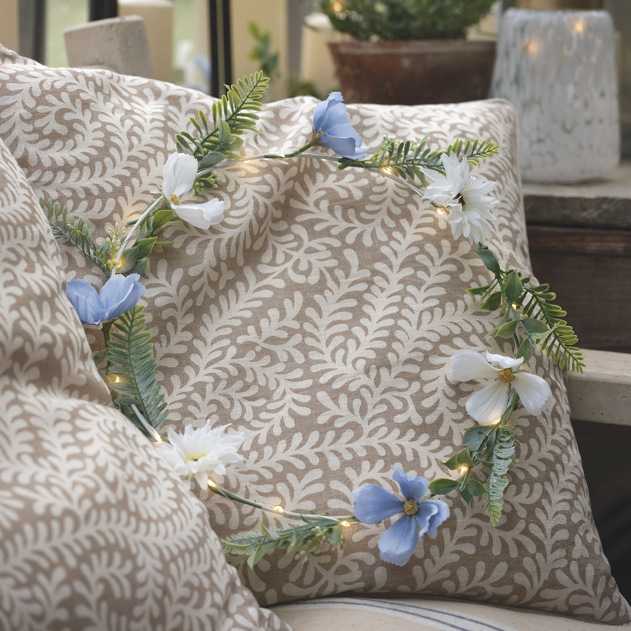 Couronne et Guirlande pré-éclairées Fleurs Bleues et Blanches