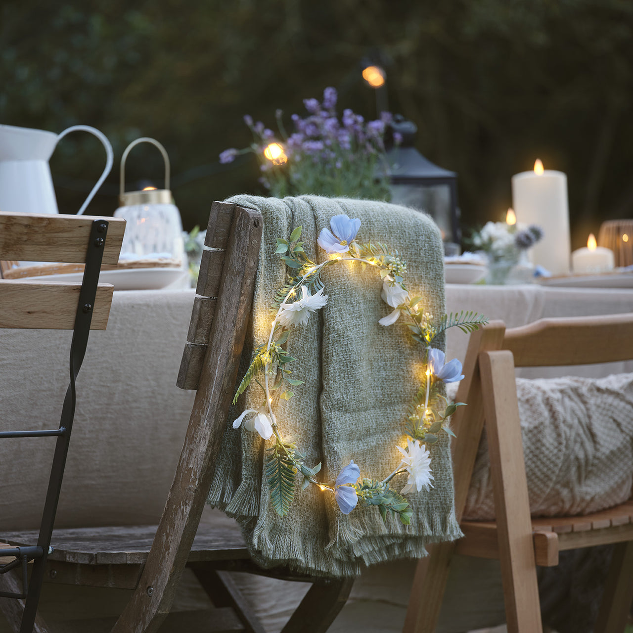 Couronne et Guirlande pré-éclairées Fleurs Bleues et Blanches