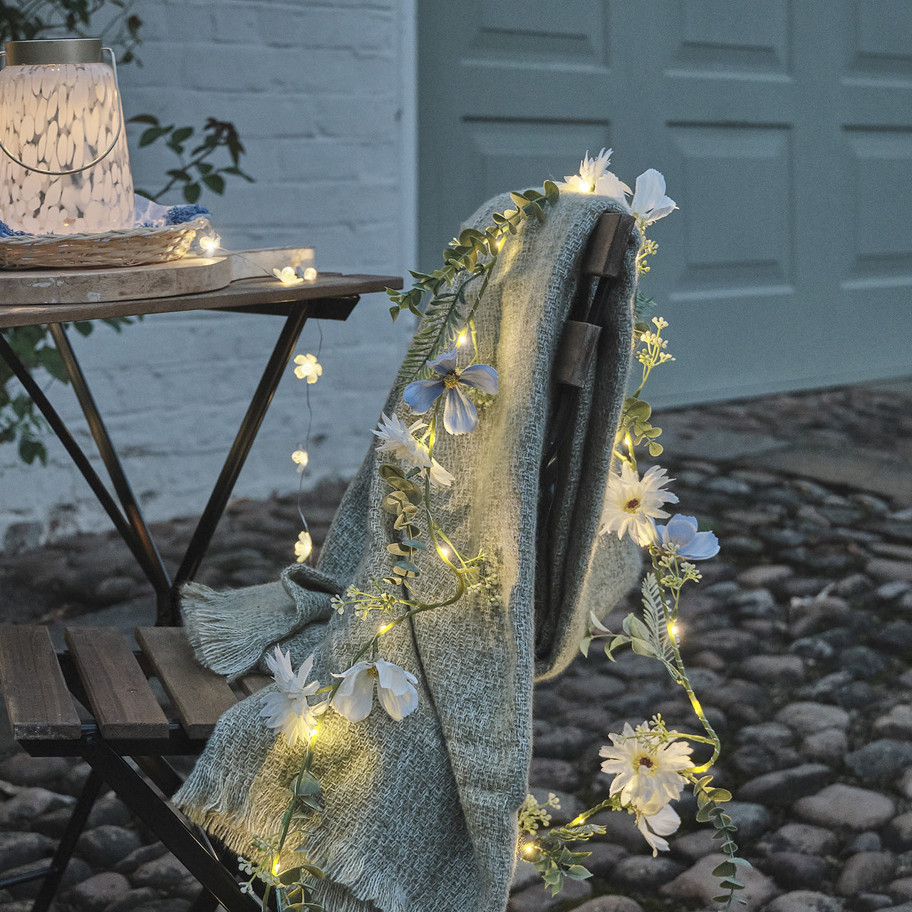 Couronne et Guirlande pré-éclairées Fleurs Bleues et Blanches