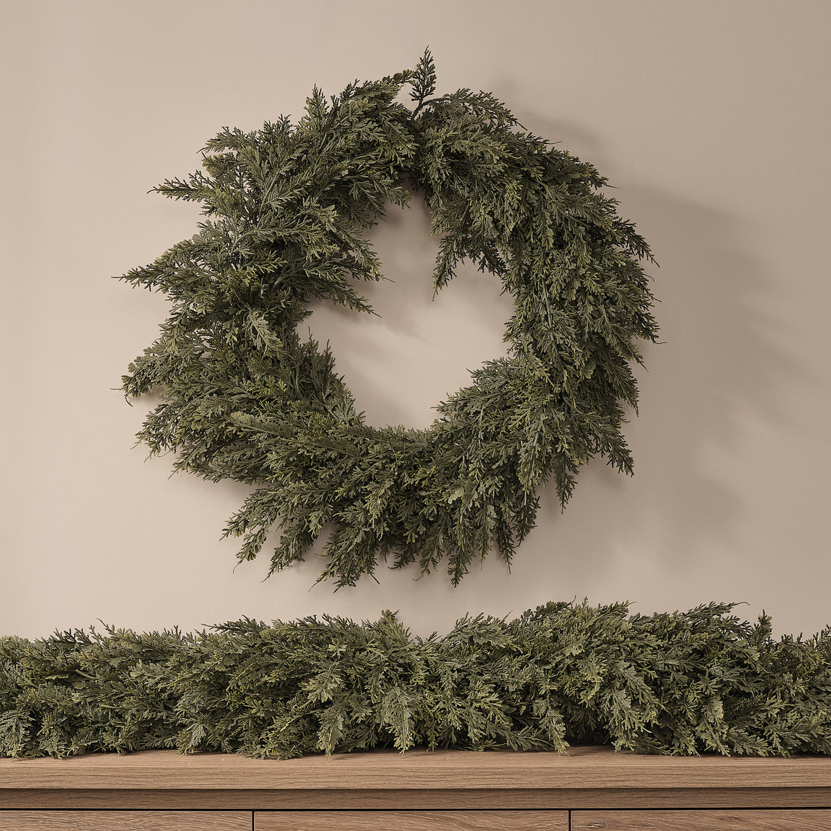 Lot de Guirlande Décorative Grand Format et Couronne de Noël Pré-éclairées Conifère et Pommes de Pin