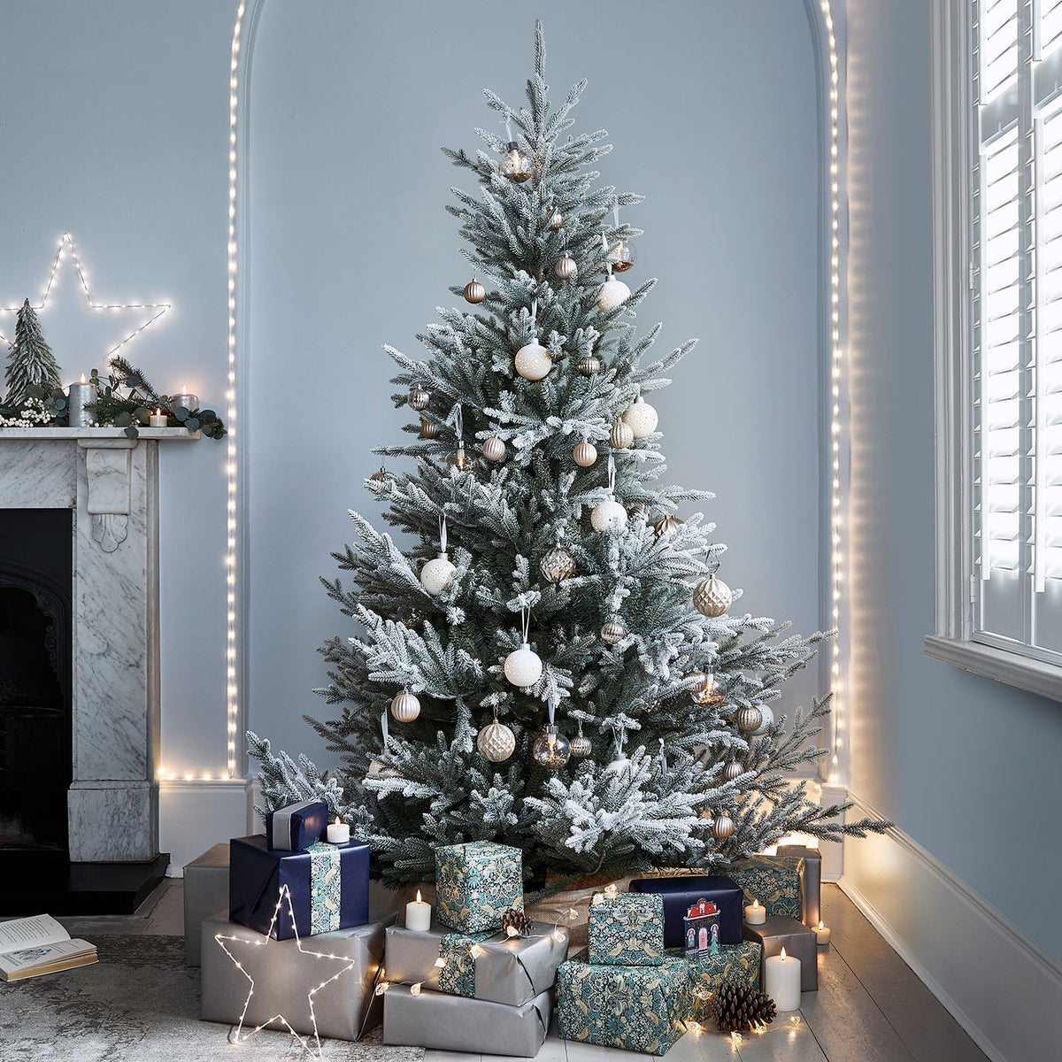 Boule de Noël Lumineuse en Céramique Blanche de 8 cm à Motif Découpé