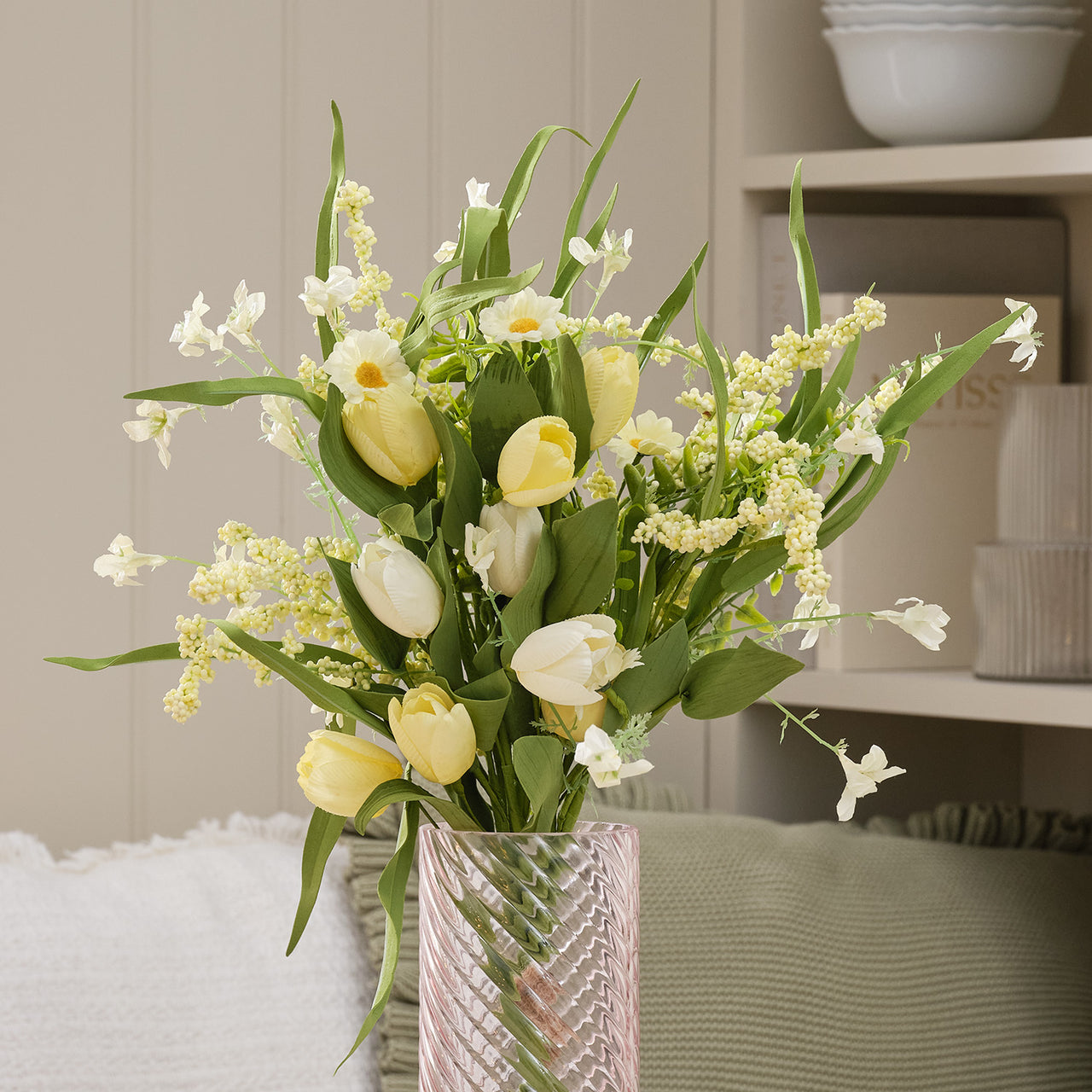 Bouquet Artificiel Tulipes Jaune Sorbet & Marguerites avec Vase en Verre Texturé Rose Poudré