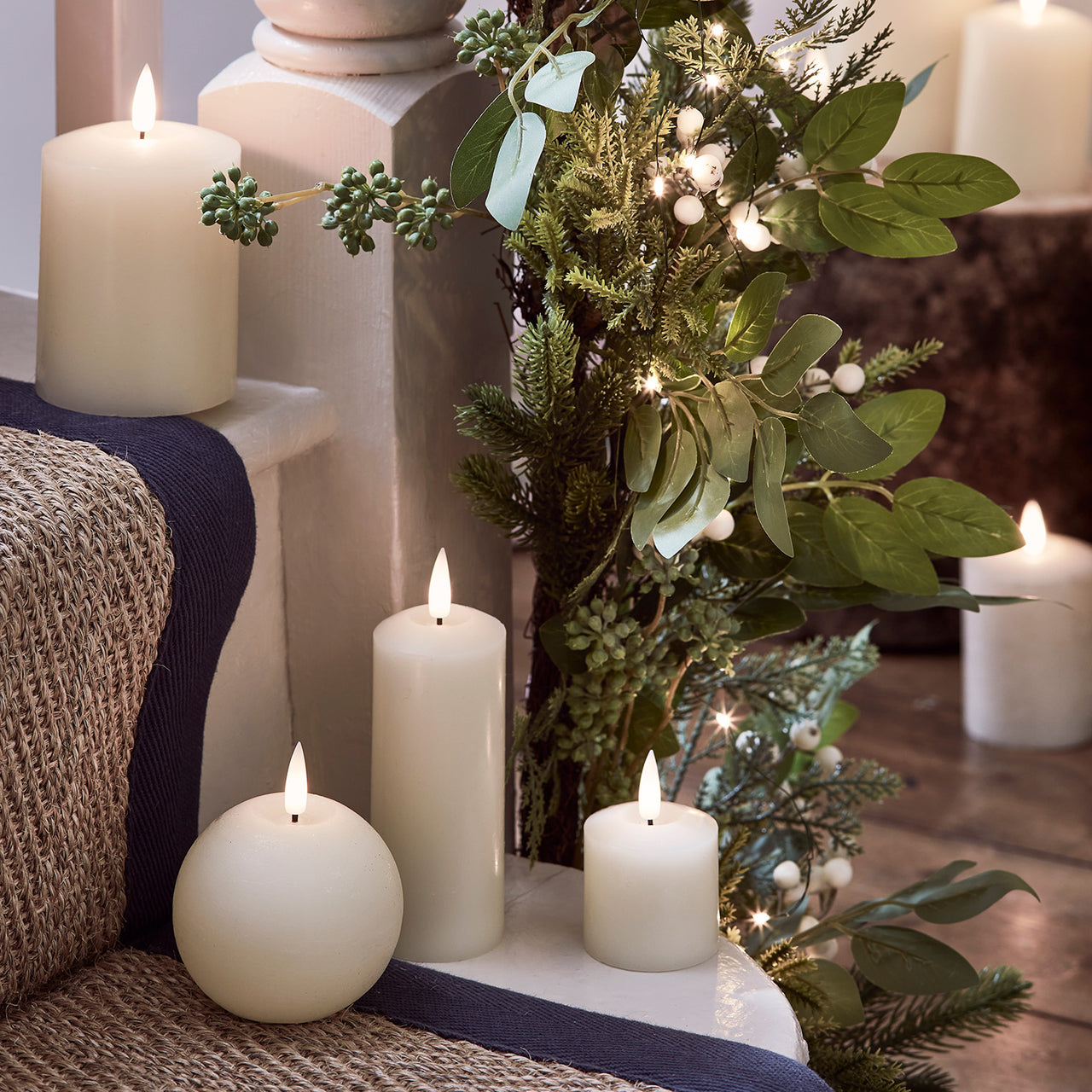 Guirlande de Noël Grand Format de 2 m en Feuillage Mixte et Baies Blanches