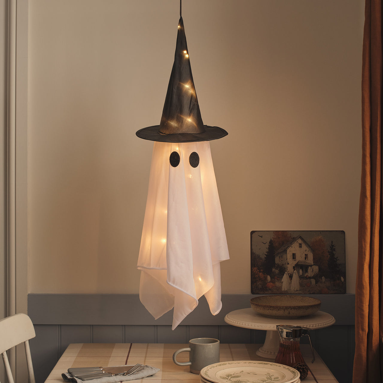 Fantome à suspendre déguisé en sorcière suspendu au dessus de la table à manger. Une déco d'halloween hors du commun. 