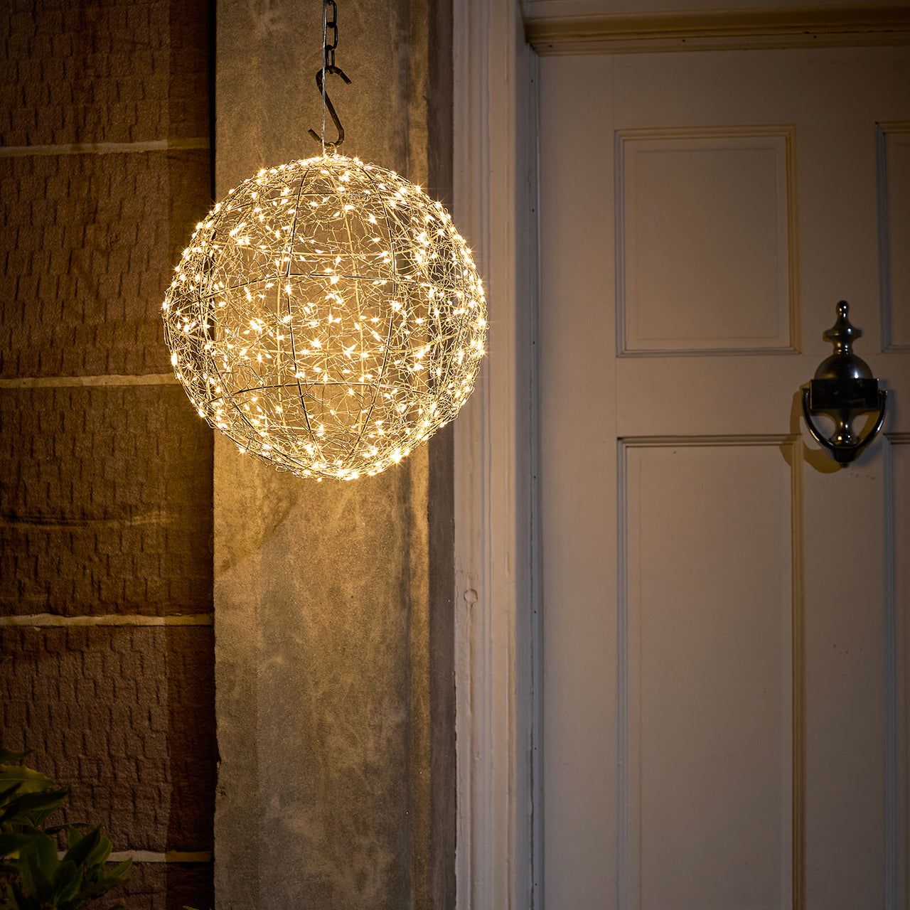 Boule Lumineuse Argentée à Suspendre de 28 cm,  à 400 LED Blanc Chaud