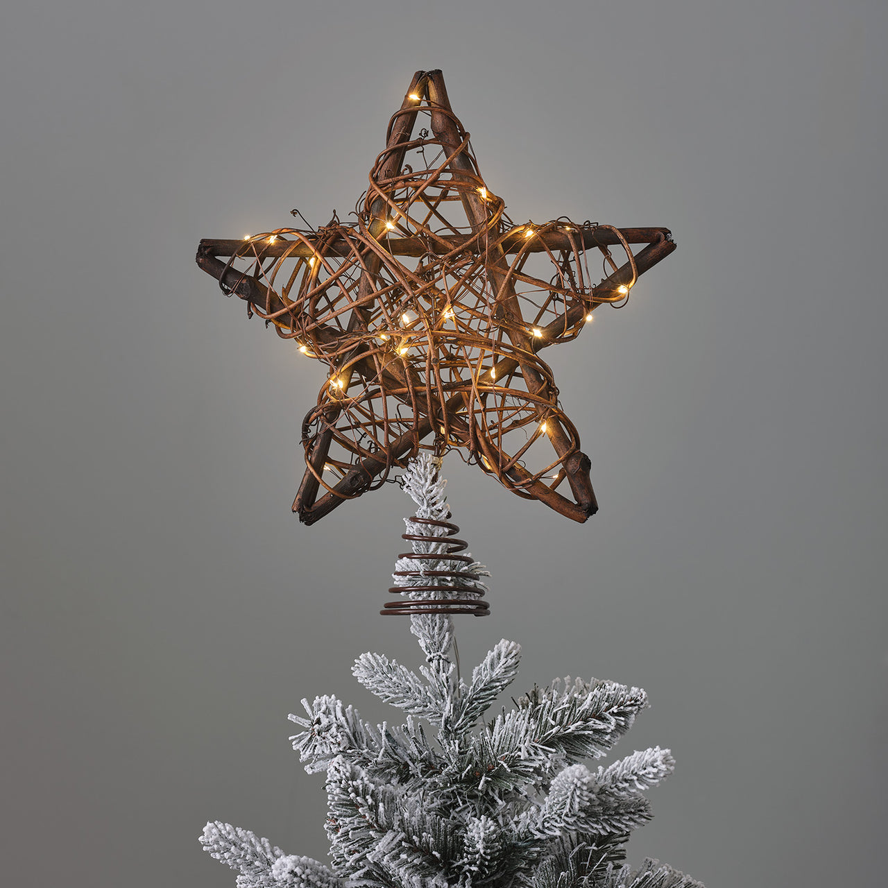 cimier-de-sapin-etoile-en-rotin-a-micro-led