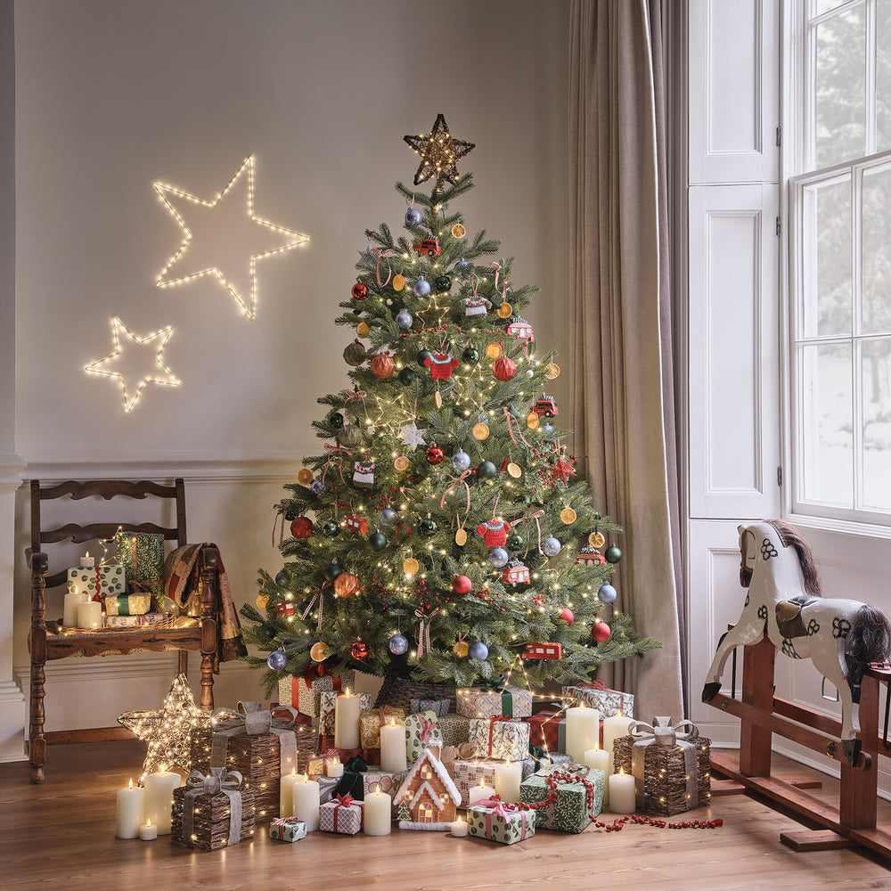 cimier-de-sapin-etoile-en-rotin-a-micro-led