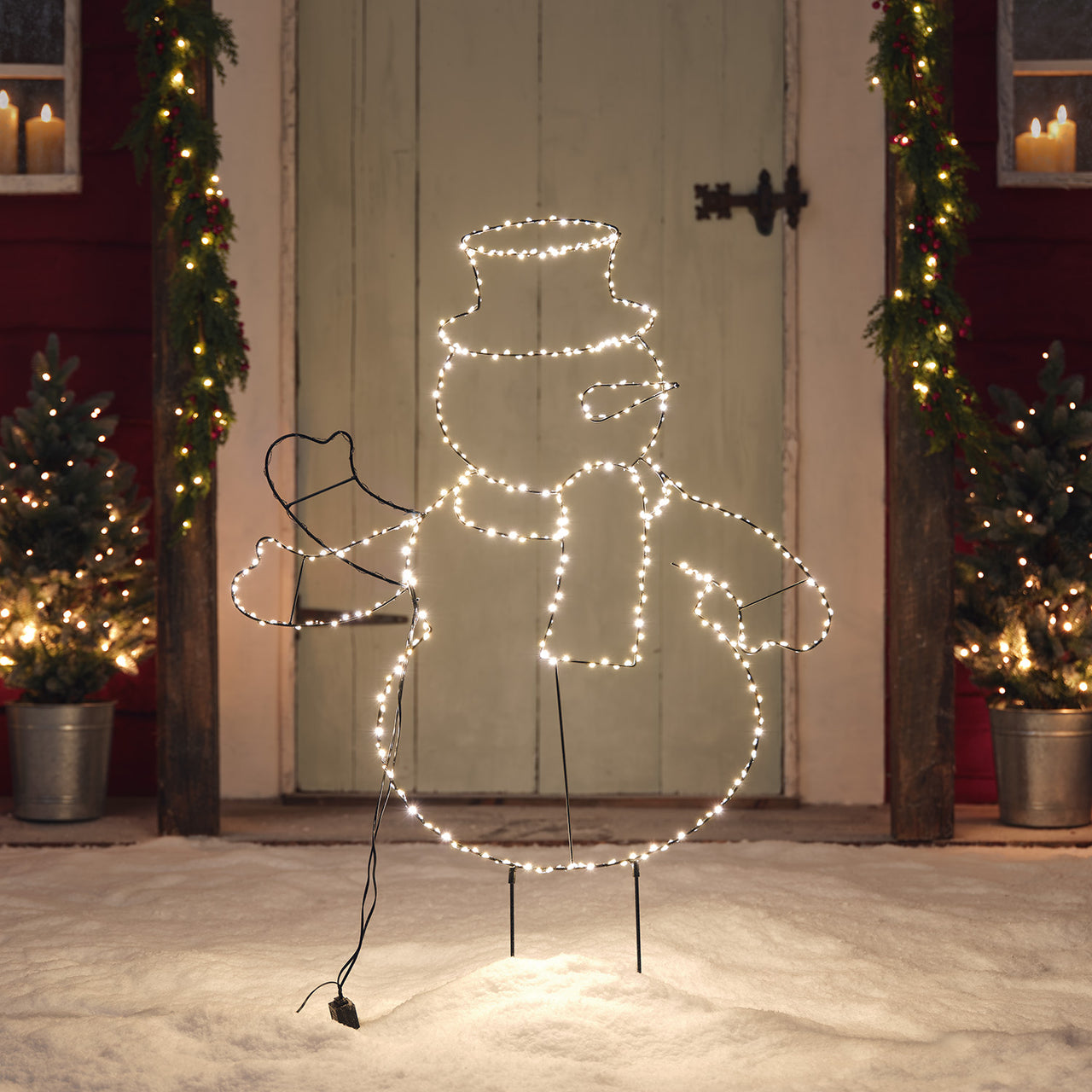 silhouette-bonhomme-de-neige-sur-piquet-decoration-de-noel-exterieure