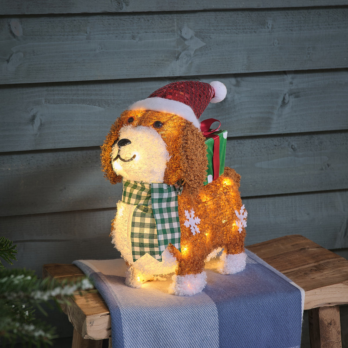Dazzle, le Chien de Noël Lumineux avec Cadeau de 35 cm en Tissu à LED