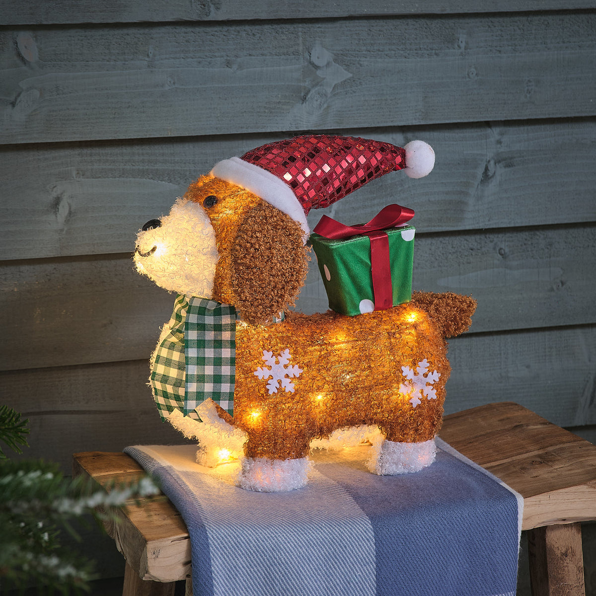 Dazzle, le Chien de Noël Lumineux avec Cadeau de 35 cm en Tissu à LED