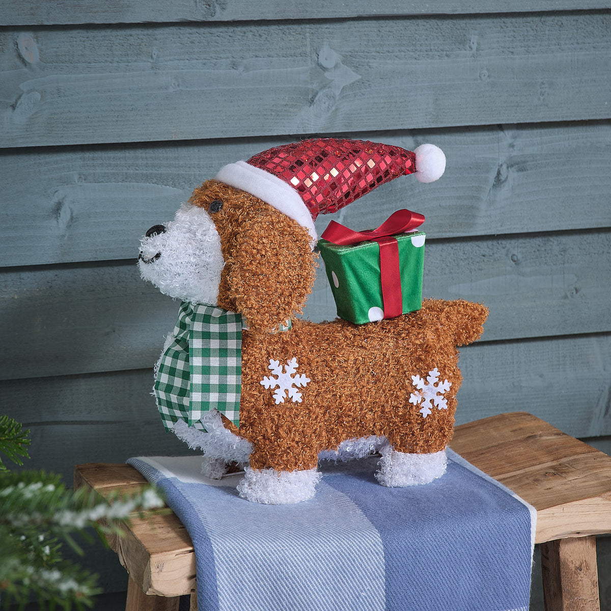 Dazzle, le Chien de Noël Lumineux avec Cadeau de 35 cm en Tissu à LED