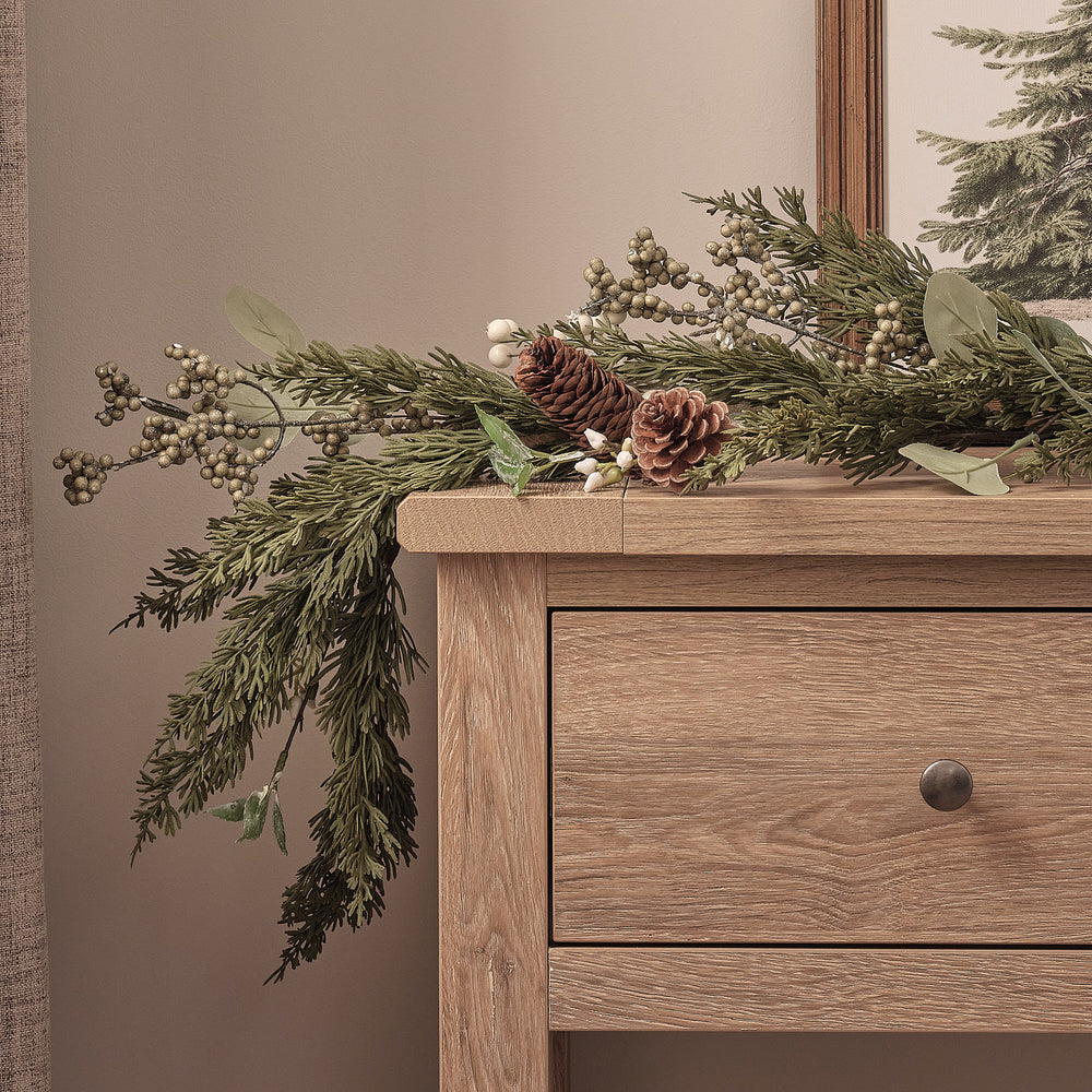 Guirlande de Noël à Pommes de Pin et Baies Blanches