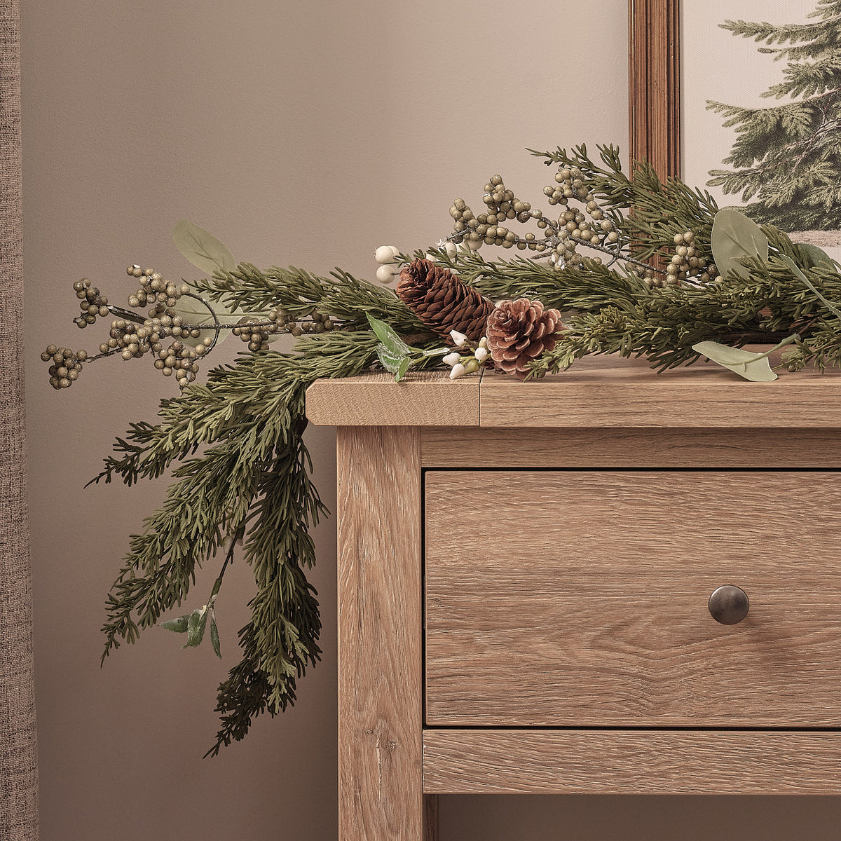 Guirlande de Noël à Pommes de Pin et Baies Blanches