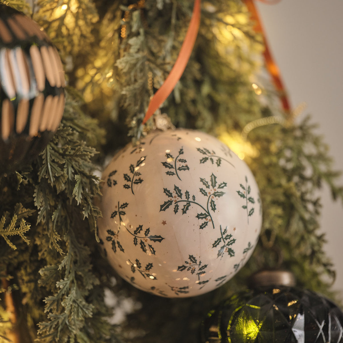 Lot de 2 Boules de Noël Houx Rouge et Blanc Traditionnelles