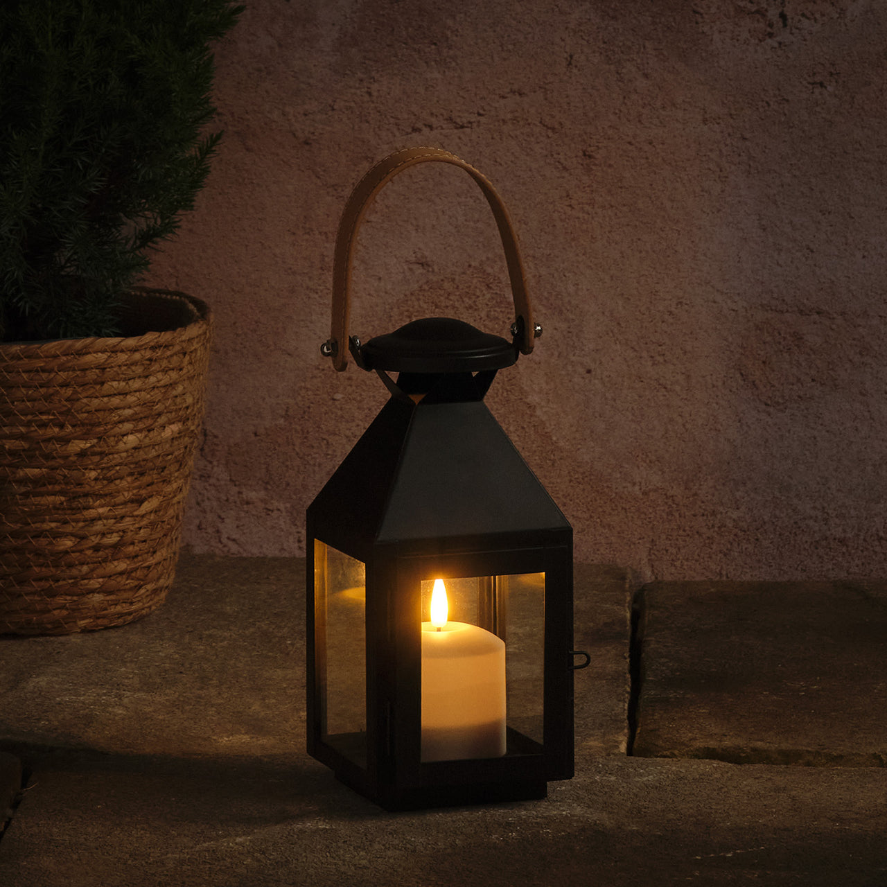 Petite Lanterne Brixham à Anse en Cuir avec Bougie LED TruGlow®